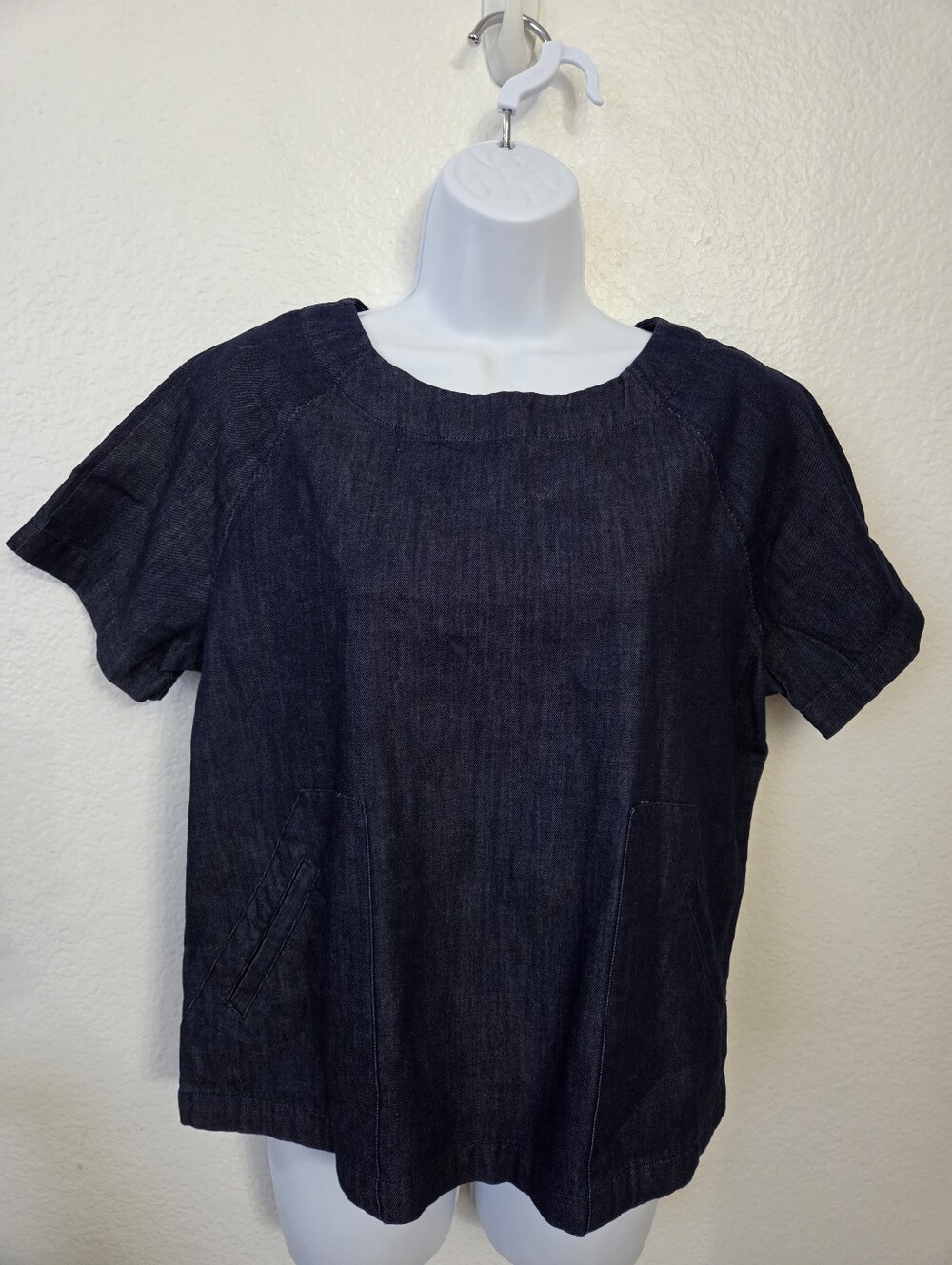New York And Company Dark Denim Short Sleeve Pullover Top Women's Size Medium